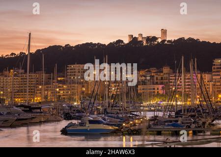 Porto di Palma al tramonto, Castell de Bellver fortezza nel retro, Palma, Maiorca, Spagna Foto Stock