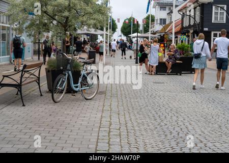 Borgholm, Oland, Svezia 24 giugno 2021 pedoni sulla strada principale dello shopping Foto Stock