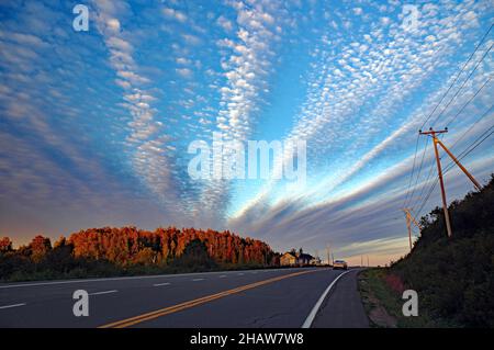 Strada e nuvole, ultima sera luce, vastità, Perce, Gaspesie, Perce, Quebec, Canada Foto Stock