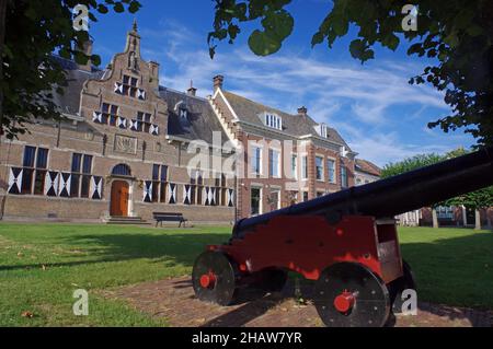 Cannone di fronte alle tipiche case olandesi, Willemstad, Olanda del Sud, Paesi Bassi Foto Stock