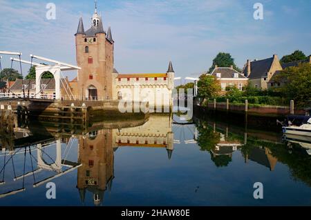 Mura della città, porta della città e vecchio ponte in acqua, piccolo canale, Lago Zierik, Olanda del Sud, Paesi Bassi Foto Stock