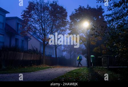 Schoolchild in nebbia tempo sulla strada per la scuola a Markt Swabia, Baviera, Germania Foto Stock