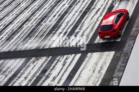 Parcheggio dipinto di bianco con un'auto rossa al porto di Ponta Delgada, Isola di Sao Miguel, Azzorre, Portogallo Foto Stock