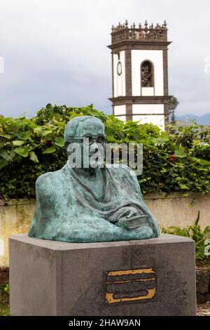 Monumento al precedente Evaristo Carreiro Gouveia con la torre del municipio, Ribeira Grande, Isola di Sao Miguel, Azzorre, Portogallo Foto Stock