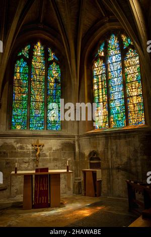 Regno Unito, Inghilterra, Gloucestershire, Tewkesbury, Abbey Church interior, Navata di St Katherine, finestre moderne di Tom Denny nella cappella laterale Foto Stock