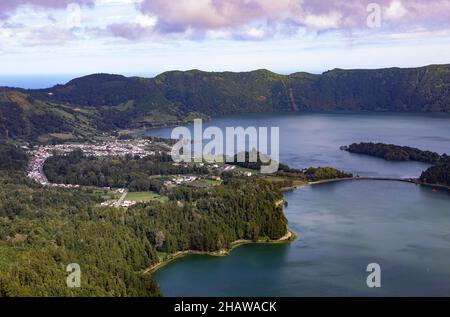 Lagoa Azul e Lagoa Verde con il villaggio di Sete Cidades, Isola di Sao Miguel, Azzorre, Portogallo Foto Stock