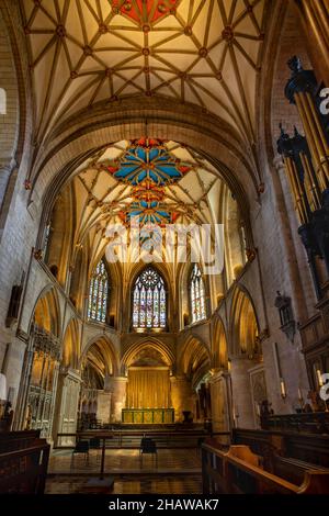 Regno Unito, Inghilterra, Gloucestershire, Tewkesbury, Abbey Church interior, quire e antiche finestre sopra l'altare Foto Stock