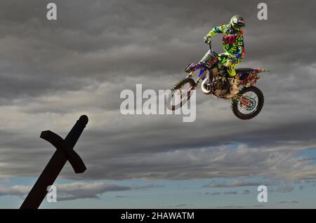 Flying Motorcycle Artist, IT Sky and Cross, Lorca, Murcia, Spagna Foto Stock