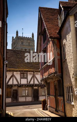 Regno Unito, Inghilterra, Gloucestershire, Tewkesbury, St Mary’s Lane, Storica casa a graticcio con molo su Church Street con Abbey Tower Foto Stock