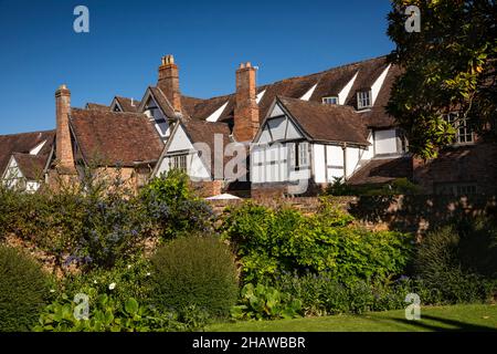 Regno Unito, Inghilterra, Gloucestershire, Tewkesbury, Church Street, retro delle storiche case con travi a graticcio a molo Foto Stock