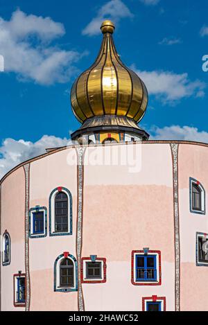 Facciata colorata e cupola dorata, Stammhaus, Casa principale, edificio, Rogner Thermal Spa Hotel by Hundertwasser, Bad Blumau, Austria Foto Stock