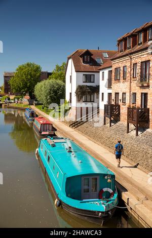 Regno Unito, Inghilterra, Gloucestershire, Tewkesbury, barche a remi ormeggiate sul fiume Avon, presso le case di corte di King John Foto Stock