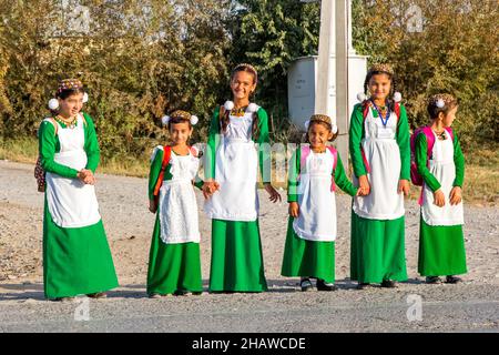 Ragazza in abito tradizionale scuola, Maria, Turkmenistan, Maria, Turkmenistan Foto Stock