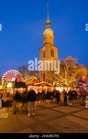 Mercato di Natale di Dortmund di fronte alla chiesa di San Reinoldi, Blue Hour, Dortmund, Ruhr Area, Renania settentrionale-Vestfalia, Germania Foto Stock