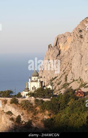 Vista generale della Chiesa della Risurrezione di Gesù Cristo del 1892 sulla roccia rossa a Foros Crimea sulla riva del Mar Nero dall'architetto Nikolay Chagin Foto Stock