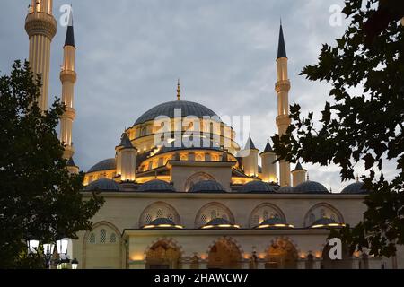 Grozny, Cecenia, Russia. Ahmad Kadyrov moschea cuore della Cecenia mostrato di notte Foto Stock