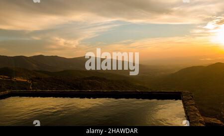 Tramonto dal pilone d'acqua a la Garganta che domina la valle di Ambroz Foto Stock