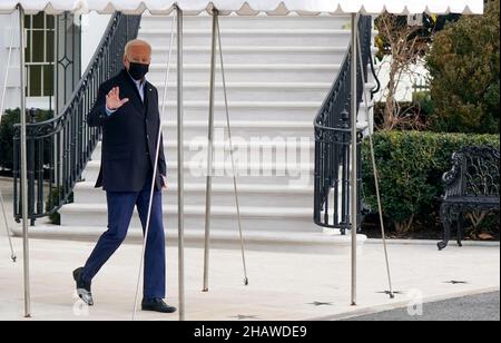 Washington, Stati Uniti. 15th Dic 2021. Il presidente Joe Biden cammina verso Marine One lungo il tragitto fino alla base mista Andrews, dove partirà per Fort Campbell, Kentucky, e poi per Mayfield e Dawson Springs, Kentucky, per effettuare un'indagine sui danni causati dalla tempesta a seguito di eventi meteorologici estremi alla Casa Bianca di Washington, DC mercoledì 15 dicembre 2021. Una serie di tempeste colpiscono gli stati del Midwest e del Sud lasciando intere comunità del Kentucky distrutte. Foto di Leigh Vogel/Pool/Sipa USA Credit: Sipa USA/Alamy Live News Foto Stock