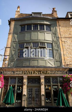 Regno Unito, Inghilterra, Lincolnshire Stamford, Red Lion Square, Paten & Co, Enoteca e bar, di fronte Foto Stock