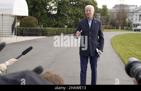 Washington, Stati Uniti. 15th Dic 2021. Il presidente Joe Biden parla con i media mentre cammina verso Marine One lungo il tragitto per la Joint base Andrews, dove partirà per Fort Campbell, Kentucky e poi per Mayfield e Dawson Springs, Kentucky, per effettuare indagini sui danni causati dalle tempeste in seguito a eventi meteorologici estremi alla Casa Bianca di Washington, DC mercoledì 15 dicembre 2021. Una serie di tempeste colpiscono gli stati del Midwest e del Sud lasciando intere comunità del Kentucky distrutte. Foto di Leigh Vogel/UPI . . Credit: UPI/Alamy Live News Foto Stock