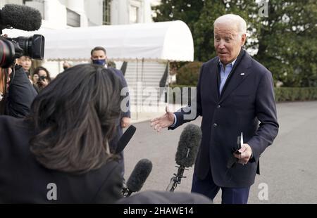 Washington, Stati Uniti. 15th Dic 2021. Il presidente Joe Biden parla con i media mentre cammina verso Marine One lungo il tragitto per la Joint base Andrews, dove partirà per Fort Campbell, Kentucky e poi per Mayfield e Dawson Springs, Kentucky, per effettuare indagini sui danni causati dalle tempeste in seguito a eventi meteorologici estremi alla Casa Bianca di Washington, DC mercoledì 15 dicembre 2021. Una serie di tempeste colpiscono gli stati del Midwest e del Sud lasciando intere comunità del Kentucky distrutte. Foto di Leigh Vogel/UPI . Credit: UPI/Alamy Live News Foto Stock