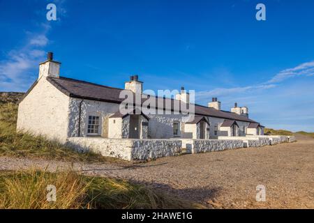 Piloti cottage su Ynys Llanddwyn, Isola di Anglesey, Galles del Nord Foto Stock