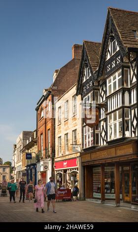 Regno Unito, Inghilterra, Lincolnshire Stamford, High Street, Gothic House e negozi Foto Stock