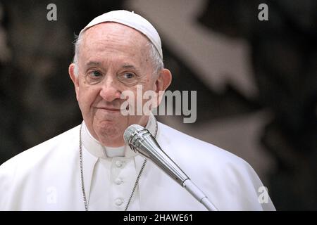 Città del Vaticano, Vatikanstadt. 15th Dic 2021. Papa Francesco durante l'udienza generale del mercoledì 15 dicembre 2021 nella sala Paolo VI del Vaticano. LIMITATO ALL'USO EDITORIALE - Vatican Media/Spaziani. Credit: dpa/Alamy Live News Foto Stock