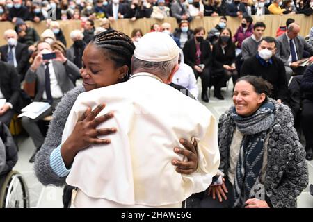 Città del Vaticano, Vatikanstadt. 15th Dic 2021. Papa Francesco durante l'udienza generale del mercoledì 15 dicembre 2021 nella sala Paolo VI del Vaticano. LIMITATO ALL'USO EDITORIALE - Vatican Media/Spaziani. Credit: dpa/Alamy Live News Foto Stock