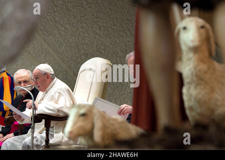 Città del Vaticano, Vatikanstadt. 15th Dic 2021. Papa Francesco durante l'udienza generale del mercoledì 15 dicembre 2021 nella sala Paolo VI del Vaticano. LIMITATO ALL'USO EDITORIALE - Vatican Media/Spaziani. Credit: dpa/Alamy Live News Foto Stock