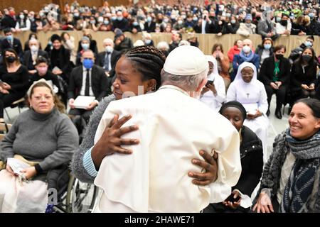 Città del Vaticano, Vatikanstadt. 15th Dic 2021. Papa Francesco durante l'udienza generale del mercoledì 15 dicembre 2021 nella sala Paolo VI del Vaticano. LIMITATO ALL'USO EDITORIALE - Vatican Media/Spaziani. Credit: dpa/Alamy Live News Foto Stock