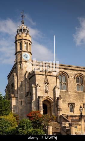 Regno Unito, Inghilterra, Lincolnshire Stamford, Broad Street, la torre dell'ospedale di Browne e l'esterno della cappella Foto Stock