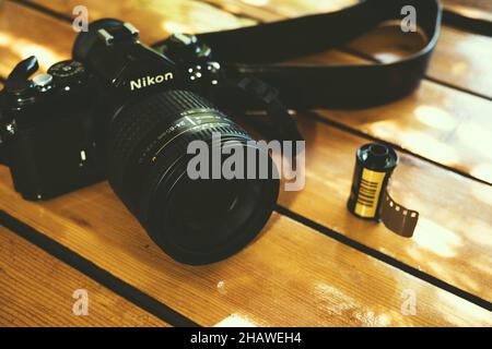 Mugla, Turchia - 6 settembre 2021: Fotocamera analogica Nikon FM e film kodacolor 35mm 200 iso. Foto editoriale illustrativa. Foto Stock