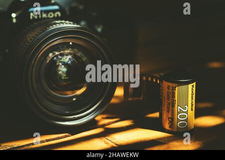 Mugla, Turchia - 6 settembre 2021: Primo piano di Nikon FM fotocamera analogica e Kodacolor 35mm 200 ISO film. Foto editoriale illustrativa. Foto Stock