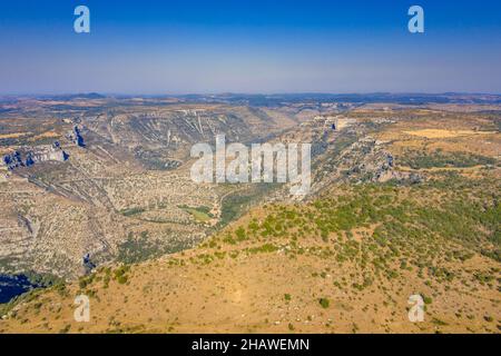 Veduta aerea del Grand Site del Circo di Navacelles in Gorges la Vis in Cévennesof, Causse de Blandas altopiano carsico calcareo in Occitanie, Foto Stock