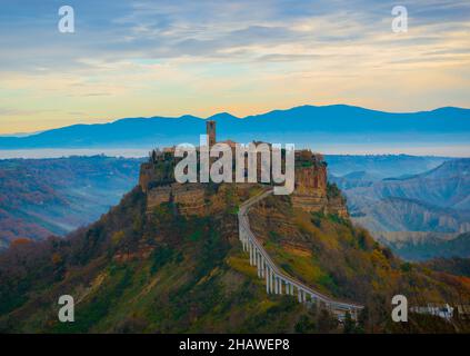 Bella vista della Civita di Bagnoregio biglietto in Italia al tramonto Foto Stock