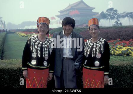 I turisti cinesi posano in abito tradizionale all'edificio frontale e all'entrata della Città Proibita e del Palazzo Imperiale in Piazza Tiananmen Foto Stock