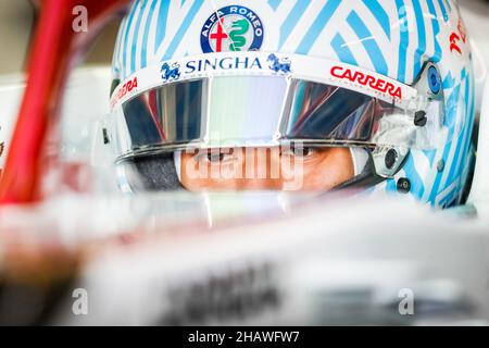 24 ZHOU Guanyu (chn), Alfa Romeo Racing ORLEN, ritratto durante i 14 test post-stagione dal 15 al 2021 dicembre 2021 sul circuito Yas Marina, a Yas Island, Abu Dhabi - Foto Antonin Vincent / DPPI Foto Stock