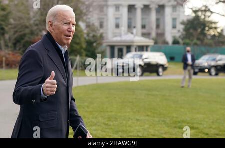 Washington, Stati Uniti. 15th Dic 2021. Il presidente Joe Biden cammina verso Marine One lungo il tragitto fino alla base mista Andrews, dove partirà per Fort Campbell, Kentucky, e poi per Mayfield e Dawson Springs, Kentucky, per effettuare un'indagine sui danni causati dalla tempesta a seguito di eventi meteorologici estremi alla Casa Bianca di Washington, DC mercoledì 15 dicembre 2021. Una serie di tempeste colpiscono gli stati del Midwest e del Sud lasciando intere comunità del Kentucky distrutte. Foto di Leigh Vogel/Pool/Sipa USA Credit: Sipa USA/Alamy Live News Foto Stock