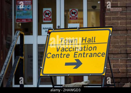 Watford, Regno Unito 15 dicembre 2021. Un cartello per il centro di vaccinazione presso il municipio di Watford, Hertfordshire. La variante di Omicron è stata descritta dall'Agenzia per la sicurezza sanitaria del Regno Unito come la minaccia più grande da quando la pandemia è iniziata con l'accelerazione del raddoppio dei nuovi casi. La preoccupazione continua per quanto riguarda se l'NHS sarà sopraffatto se i casi positivi danno luogo ad un maggior numero di ricoveri ospedalieri. Credit: Stephen Chung / Alamy Live News Foto Stock
