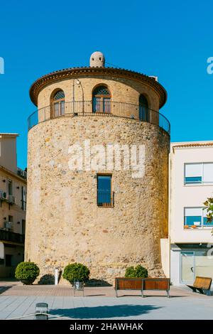 Dettaglio della torre medievale conosciuta come Torre del Port, sul lungomare di Cambrils, in Spagna, che è un importante punto di riferimento della città Foto Stock