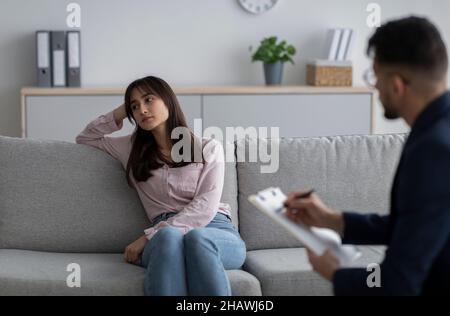 Ha sottolineato la donna araba che soffre di depressione, consigliere che fornisce assistenza professionale presso l'ufficio medico Foto Stock
