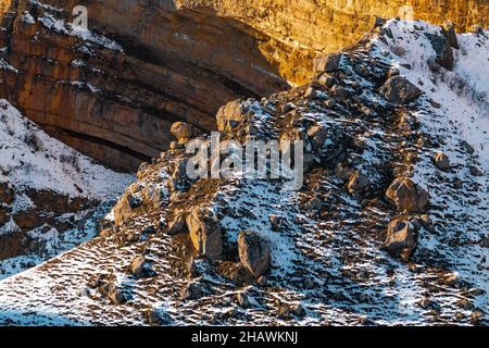 Canyon innevato in montagna Foto Stock