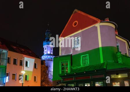 Edificio illuminato con bandiera tricolore hngariana Sopron Piazza principale celebrazione natalizia della lealtà Foto Stock