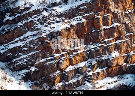 Canyon innevato in montagna Foto Stock