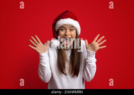 Offerta incredibile. Ritratto di donna sorpresa in Santa cappelli esclamando con entusiasmo Foto Stock