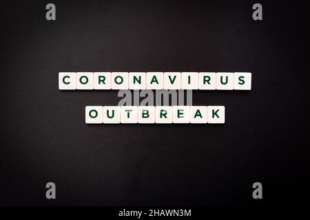 Cartello di focolaio di coronavirus su sfondo scuro. Malattia infettiva pandemica mondiale Foto Stock