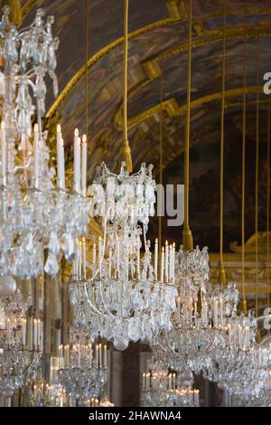 Lampadari all'interno della Reggia di Versailles, Versailles, Yvelines, Île-de-France, Francia Foto Stock