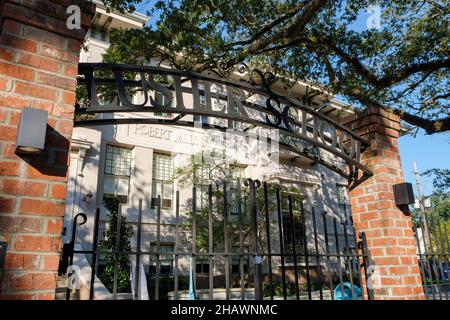 NEW ORLEANS, LA, Stati Uniti d'America - 9 SETTEMBRE 2021: Davanti alla scuola di Charter di Lusher su Willow Street Foto Stock