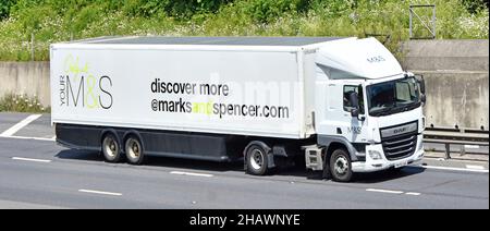 Marks e Spencer Retail Business Side Vista anteriore bianca catena di approvvigionamento DAF camion conducente pubblicità su rimorchio Scopri il tuo M&S sull'autostrada del Regno Unito Foto Stock